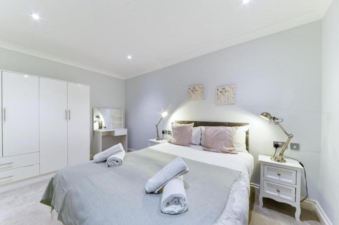 Modern Three-bedroom Flat In Paddington London